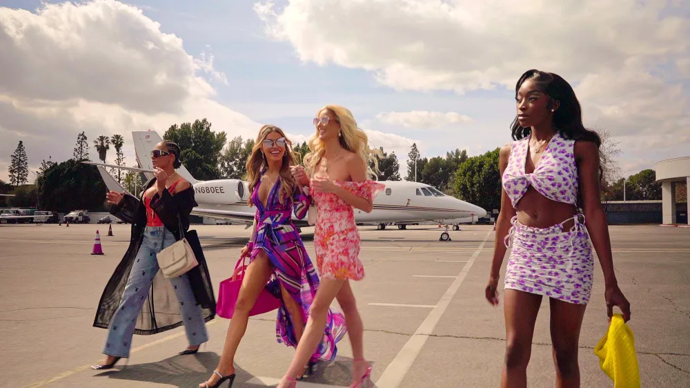 Breaking Down Chrishell Stause Nicole Young s Feud From Selling Sunset Drama to Offscreen Shade 068