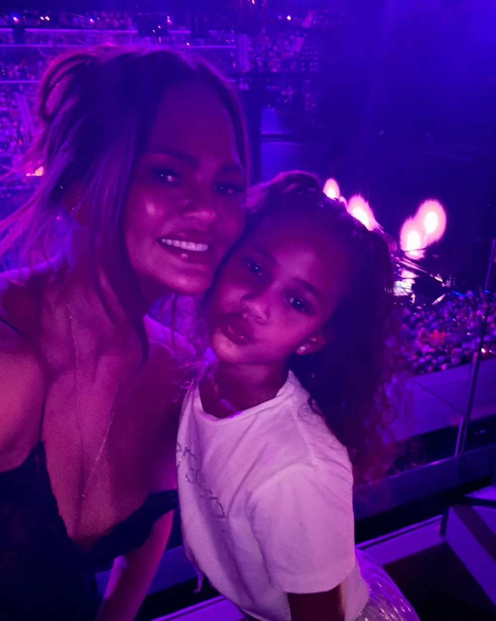 Chrissy Teigen, Mindy Kaling appreciate Luna