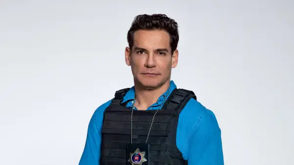 Christián de la Fuente en su papel de policía en la serie 'La Jefa'