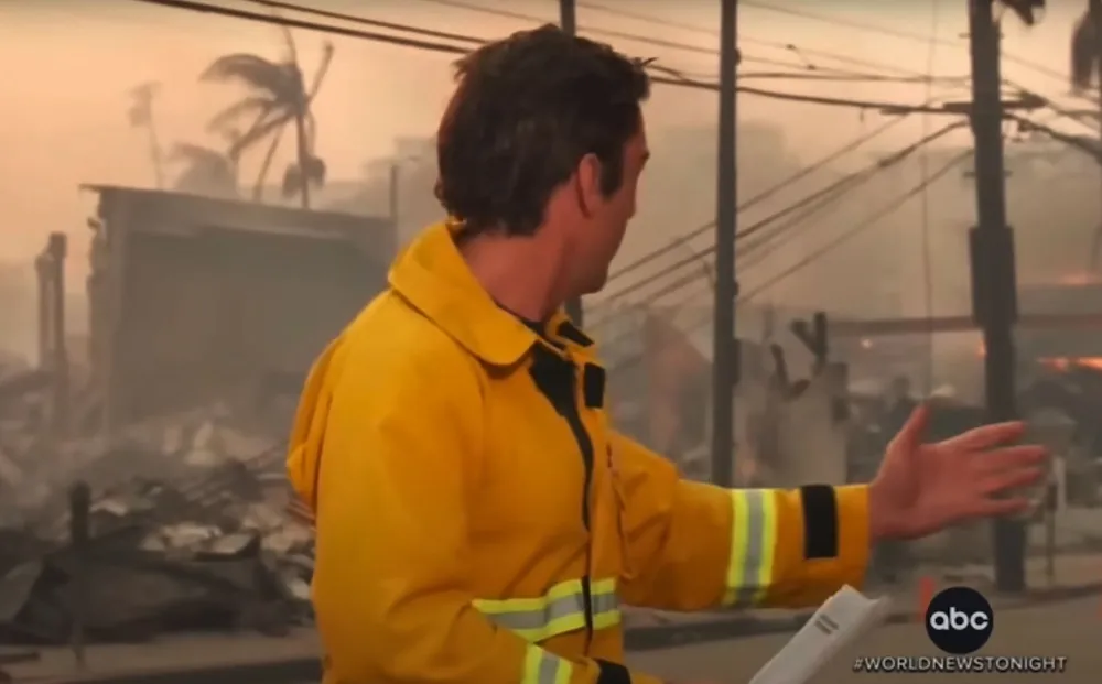 David Muir Ditches Jacket Clothespin During Coverage of LA Wildfires 2