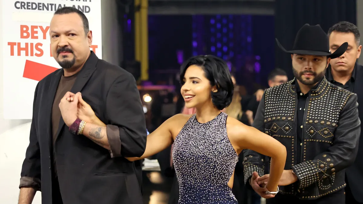 Pepe Aguilar con sus hijos Ángela y Leonardo.