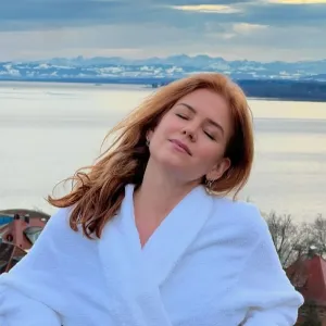 Isla Fisher Celebrated New Year at 6 Day Wellness Retreat Amid Divorce