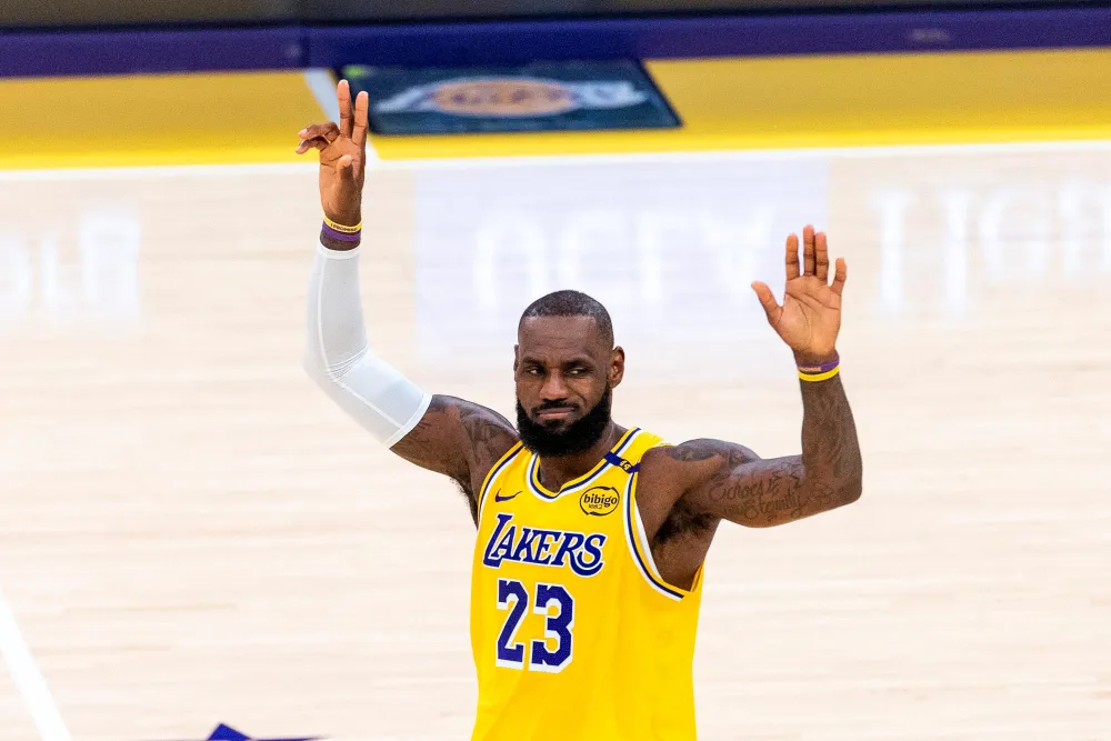 LeBron James Has Adorable Moment With Young Fan After She Breaks Down in Tears Courtside 6132