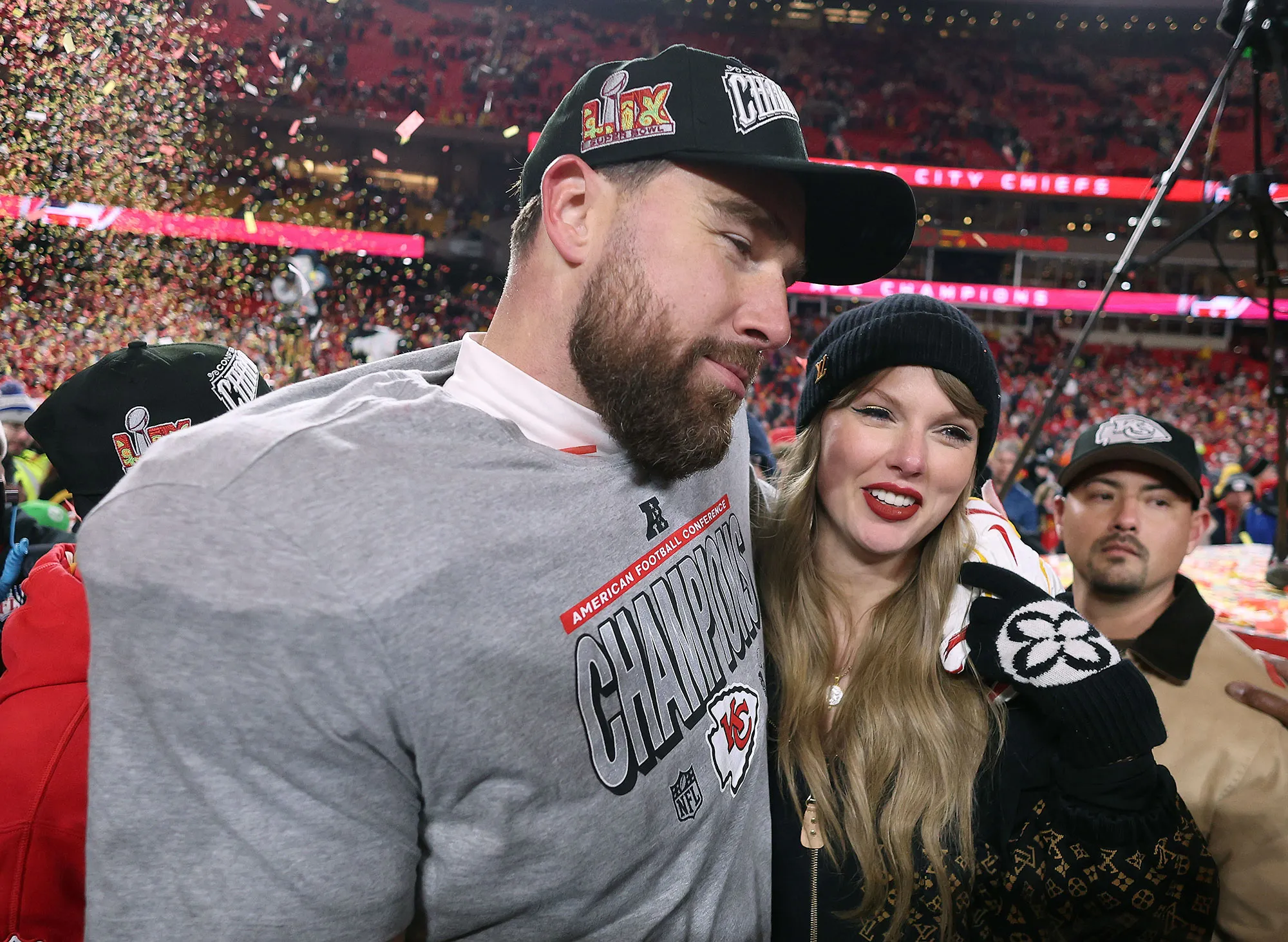 Proof Taylor Swift Wasnt Hiding a Ring Under Gloves at the Chiefs Game