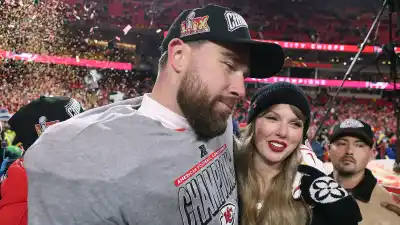 Proof Taylor Swift Wasnt Hiding a Ring Under Gloves at the Chiefs Game