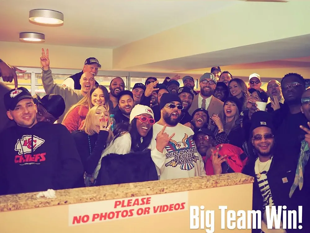 Proof Taylor Swift Wasnt Hiding a Ring Under Gloves at the Chiefs Game