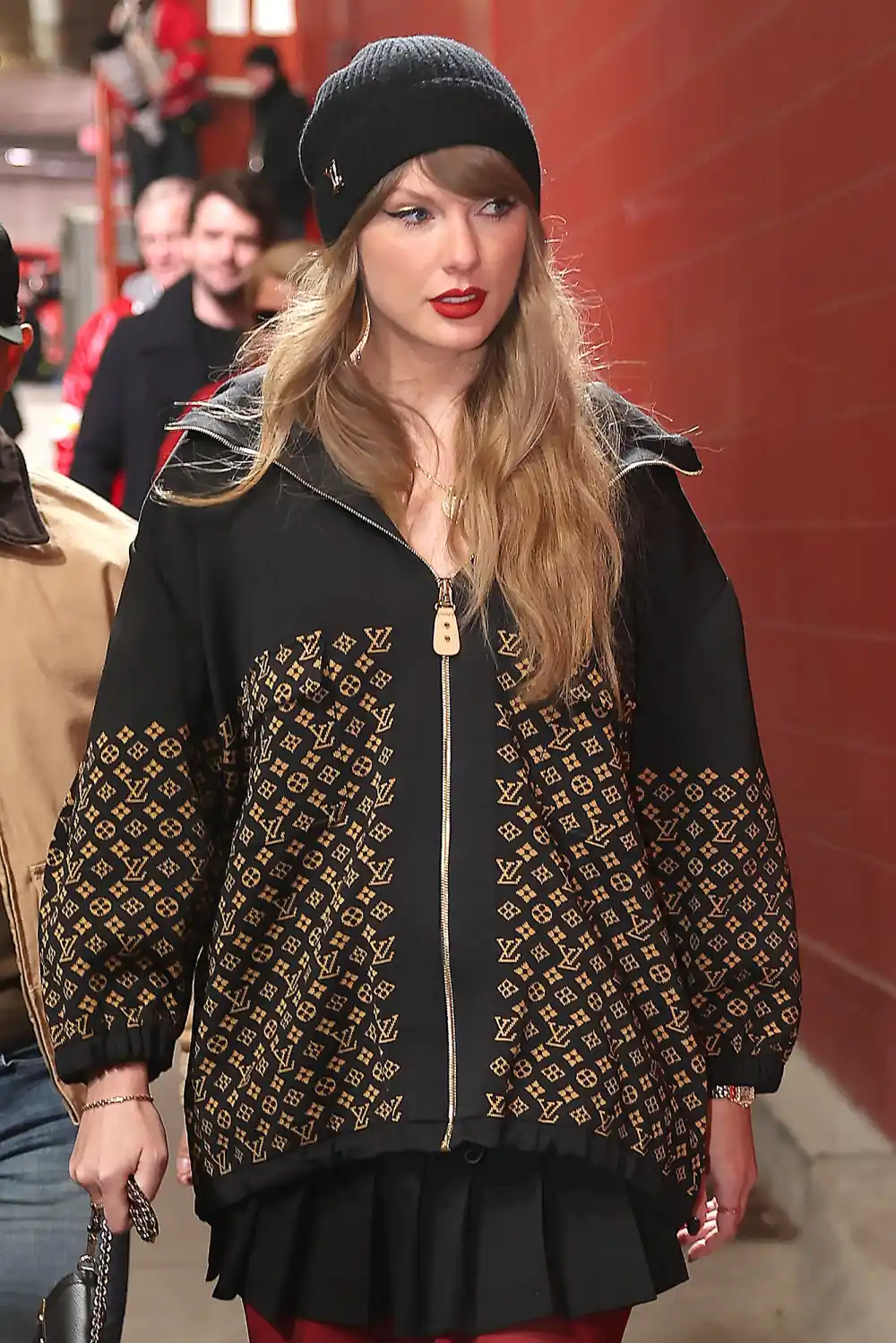 Proof Taylor Swift Wasnt Hiding a Ring Under Gloves at the Chiefs Game