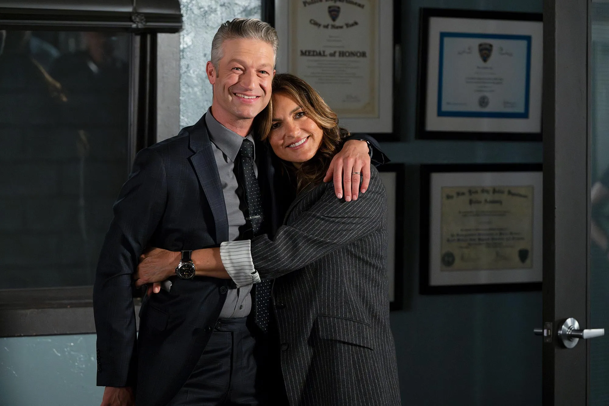 SVU s Peter Scanavino Says Carisi and Benson s Relationship Mirrors Mariska Hargitay Friendship 631
