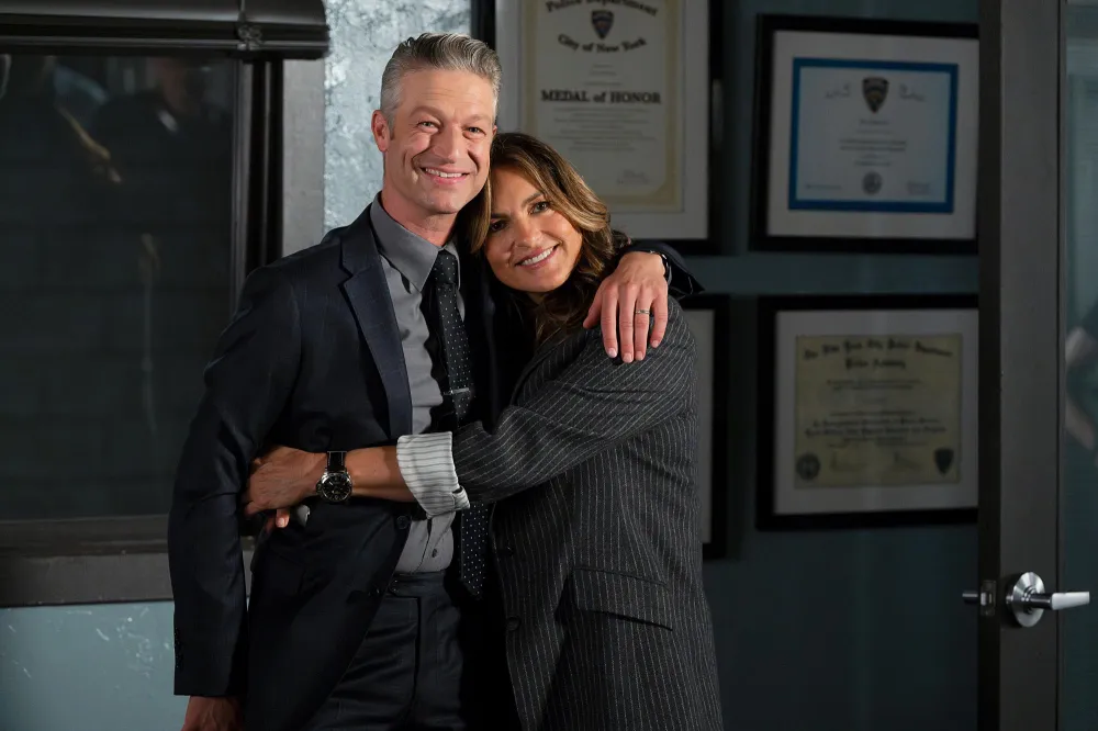 SVU s Peter Scanavino Says Carisi and Benson s Relationship Mirrors Mariska Hargitay Friendship 631