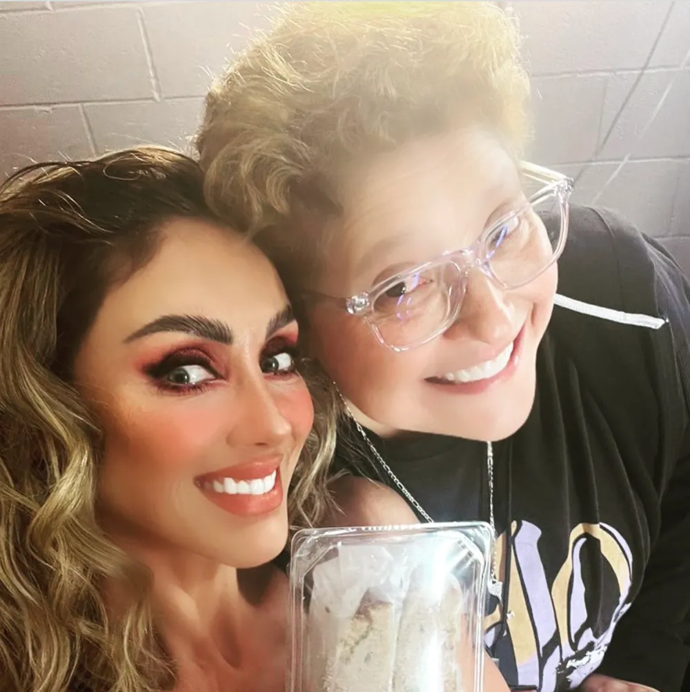Anah&iacute; y su m&aacute;nager Danna V&aacute;zquez