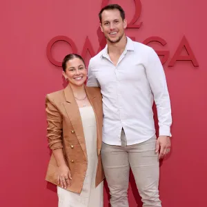 Shawn Johnson Says She s Embarrassed Husband Andrew Put Her Bikini Pic on a Billboard for Birthday 962