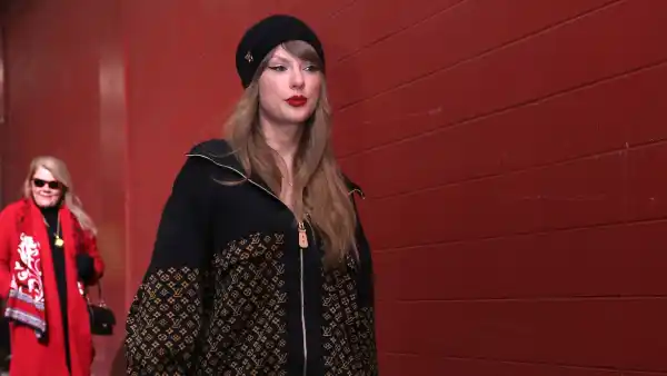 Taylor Swift Brings Mom, Dad and Brother to Cheer on Travis Kelce at AFC Championship Game