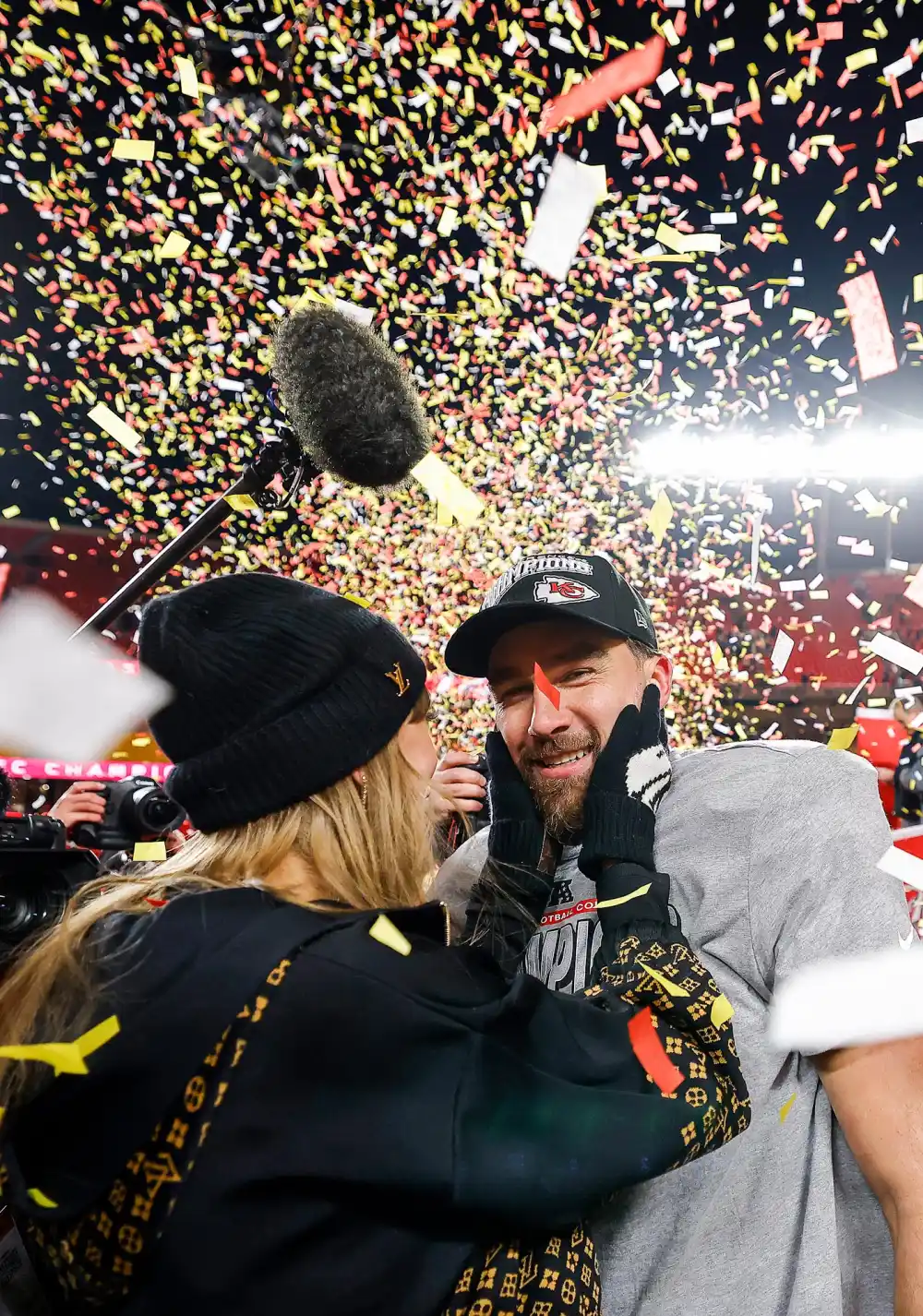 Taylor Swift Says So Nice to Meet You I m Taylor After Travis Kelce s Introduction to Chiefs Icon 124