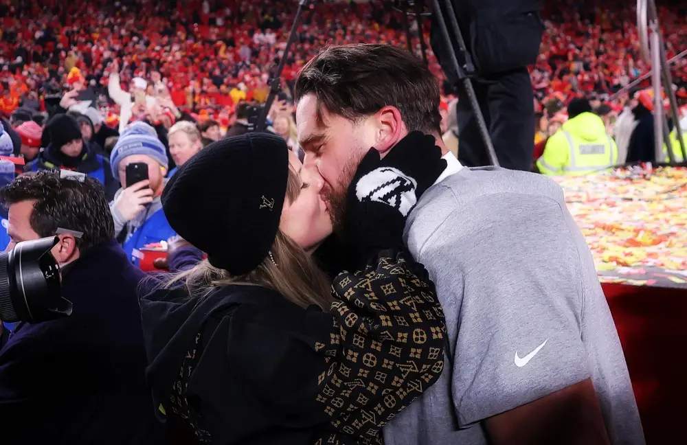 Taylor Swift and Travis Kelce Want to Look at Real Estate in Kansas City During Off Season 219 228