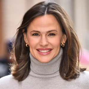 Jennifer Garner wearing a sweater on November 27, 2023 in New York City.