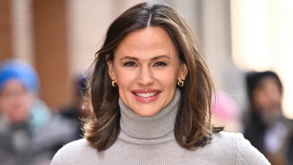 Jennifer Garner wearing a sweater on November 27, 2023 in New York City.