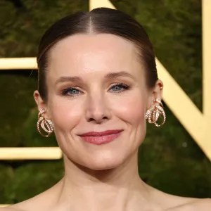 kristen-bell-kirsten-dunst-chanel-lipstick-golden-globes-2025