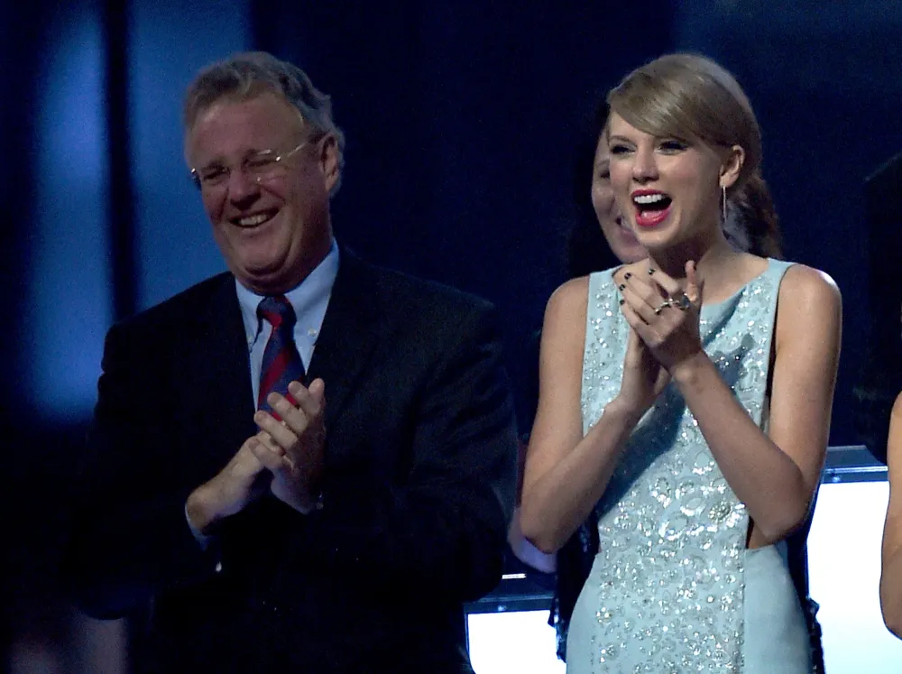 Taylor Swift's Dad Trolls Her With Fake High-Five Ahead of Super Bowl