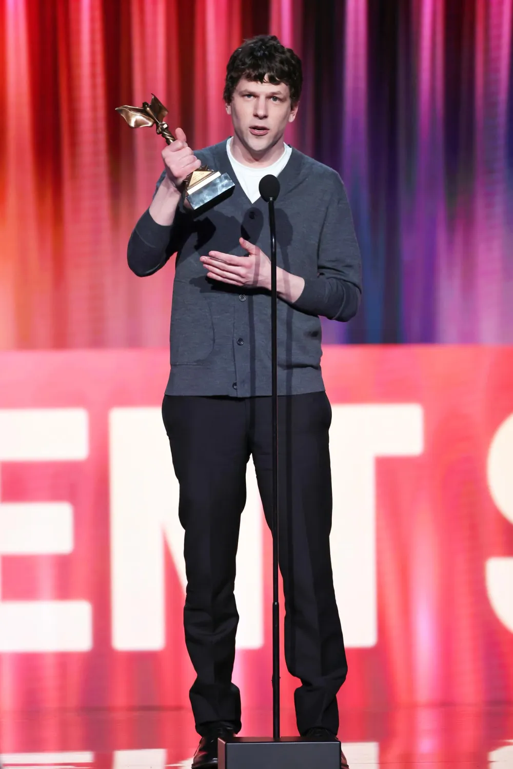 Jesse Eisenberg Pays Tribute to Emma Stone at Indie Spirit Awards