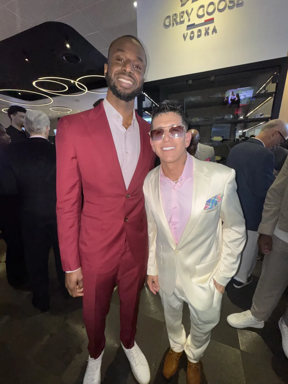 Lenny Tav&aacute;rez y el jugador Andrew Wiggins