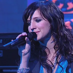 Ashlee Simpsons Disastrous Saturday Night Live Performance Explained as Show Turns 50