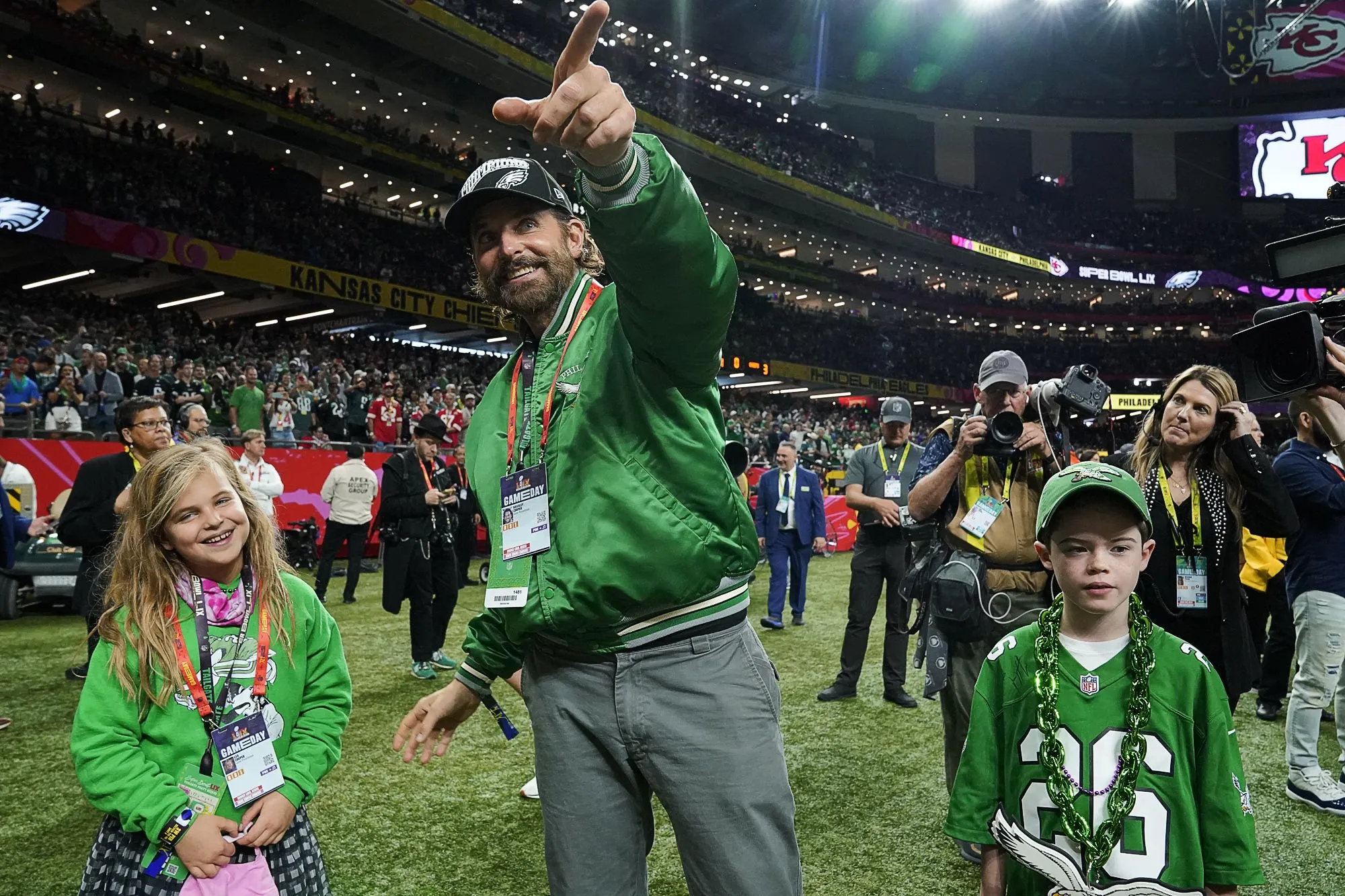 Bradley Cooper is Dad of the Year After Bringing Daughter Lea to the 2025 Super Bowl 094