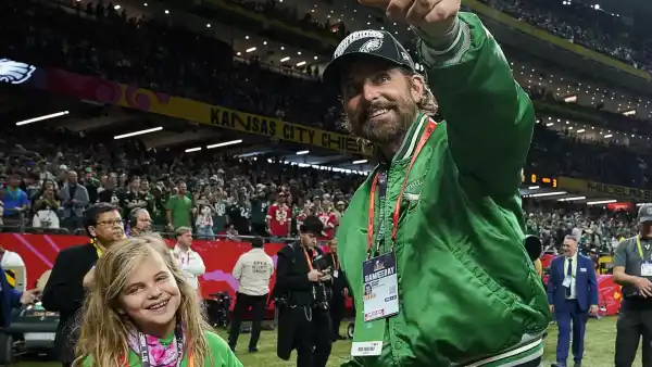 Bradley Cooper is Dad of the Year After Bringing Daughter Lea to the 2025 Super Bowl 094