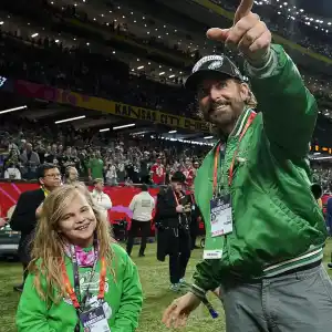 Bradley Cooper is Dad of the Year After Bringing Daughter Lea to the 2025 Super Bowl 094