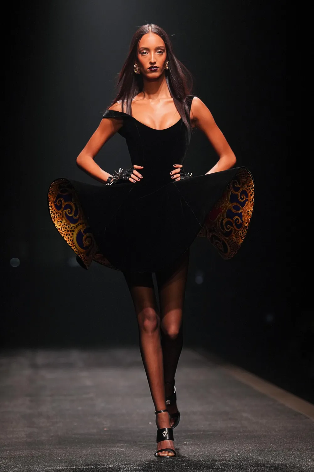 Donatella Versace Opens Emotional Milan Show With My Name Is Versace What She Told Us 567