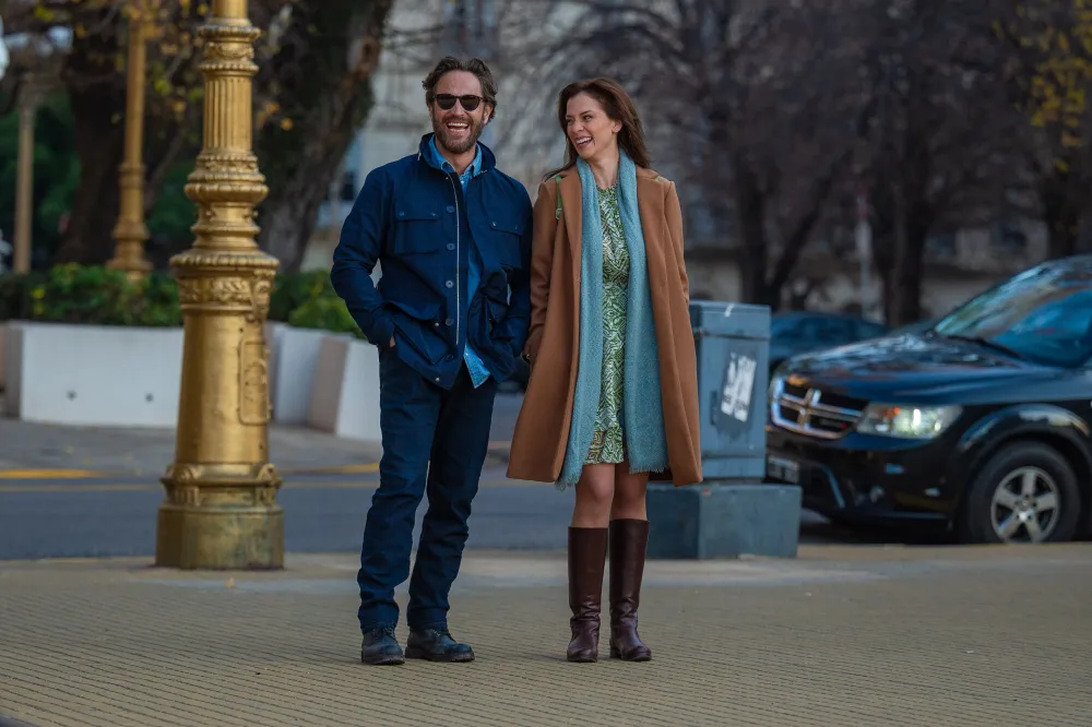 Carolina Miranda y Michel Brown en la pel&iacute;cula Hilo Rojo