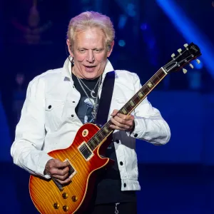 Eagles guitarist Don Felder Rushed Off Stage After Medical Emergency 427