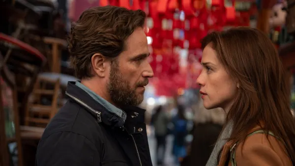 Michel Brow y Carolina Miranda en Hilo Rojo