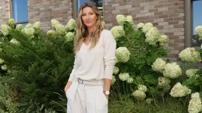 Gisele Bündchen in beige monochromatic outfit