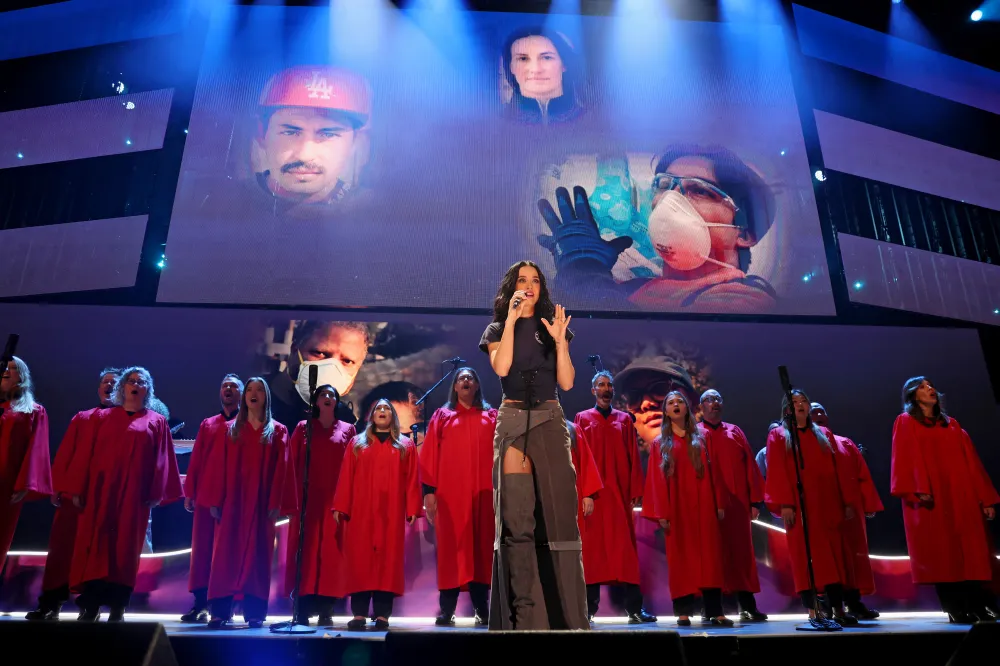 Katy Perry formers on stage