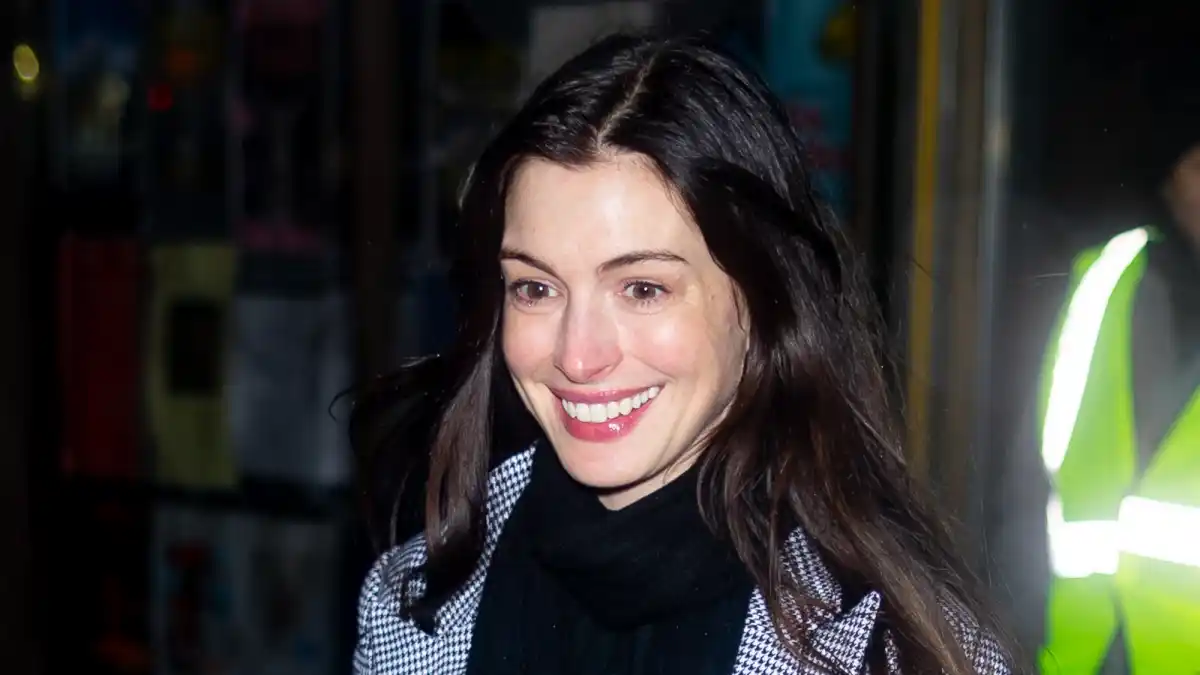 anne hathaway in blazer