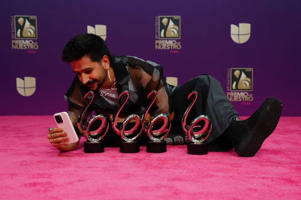 Camilo con sus 4 premios
