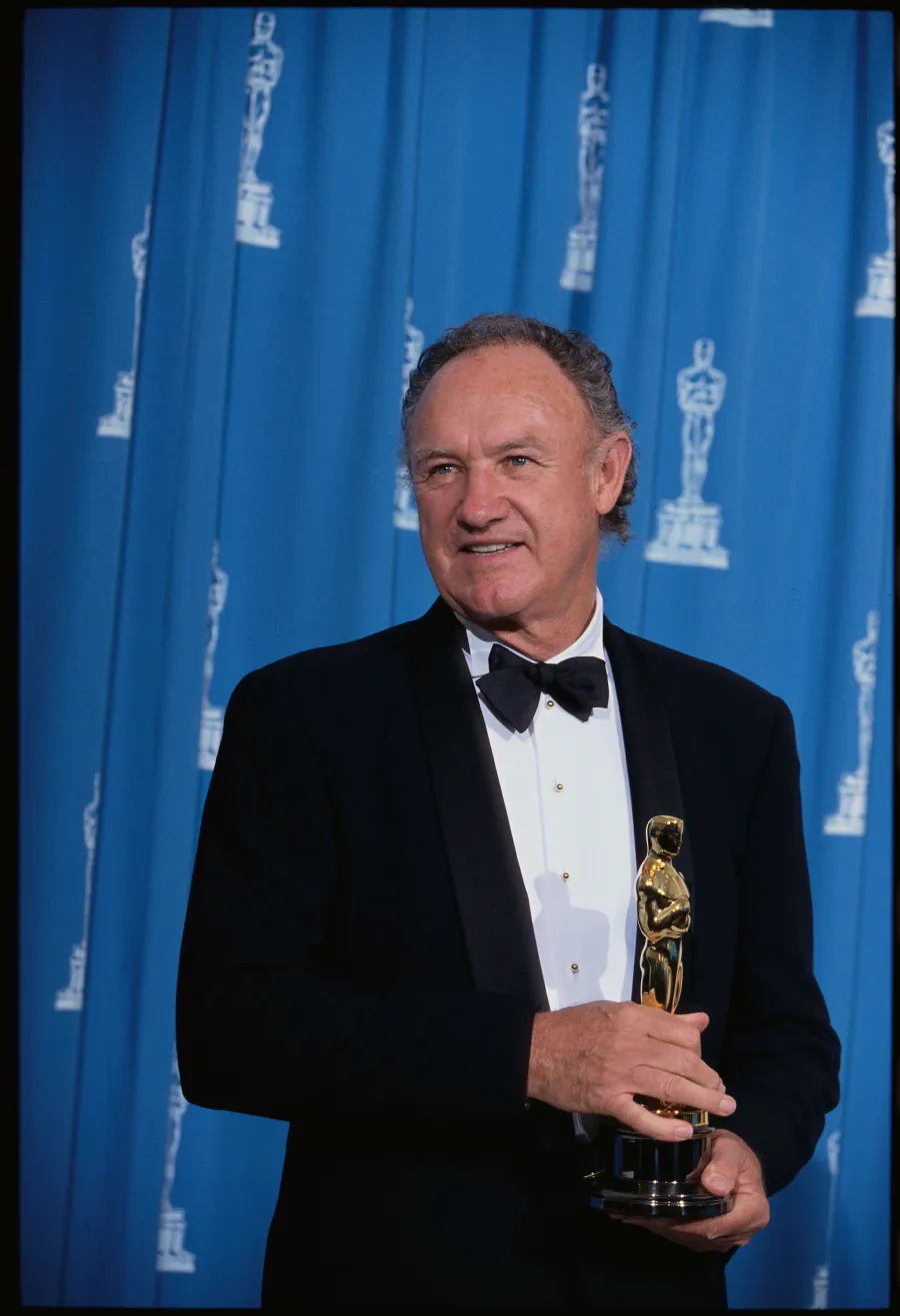 Gene Hackman holds his Oscar