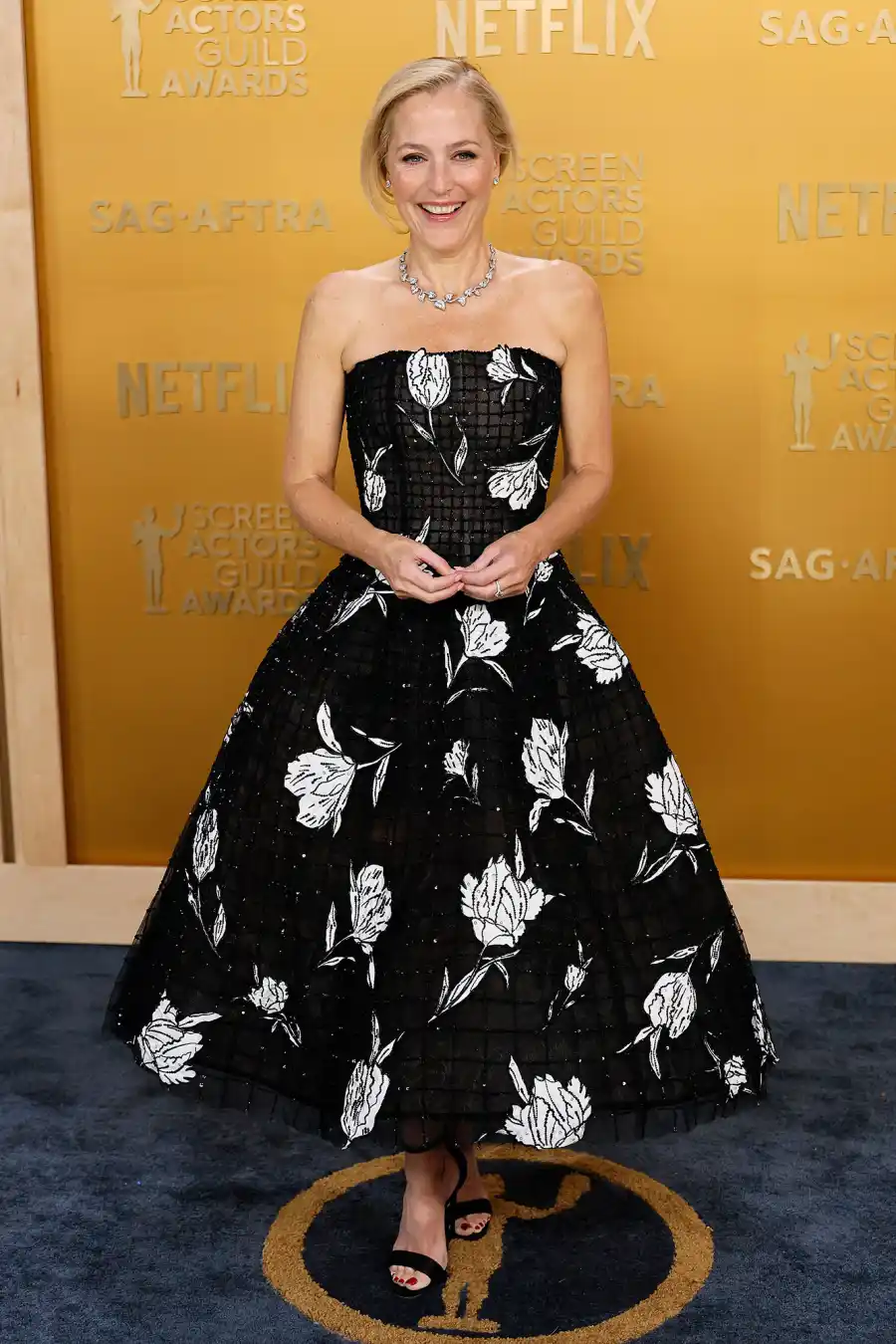 Gillian Anderson Arrival Red Carpet 31st Annual Screen Actors Guild Awards 2025 SAG