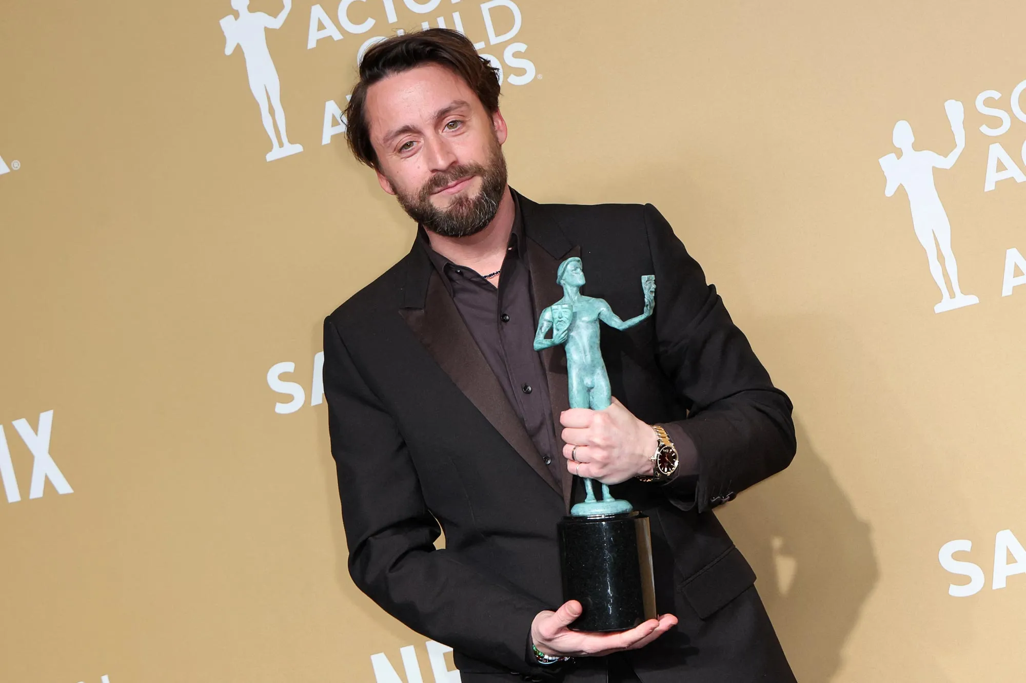 How Heavy Is the 2025 SAG Awards Trophy (Hint Over 12 Pounds ) 150