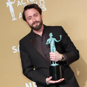 How Heavy Is the 2025 SAG Awards Trophy (Hint Over 12 Pounds ) 150