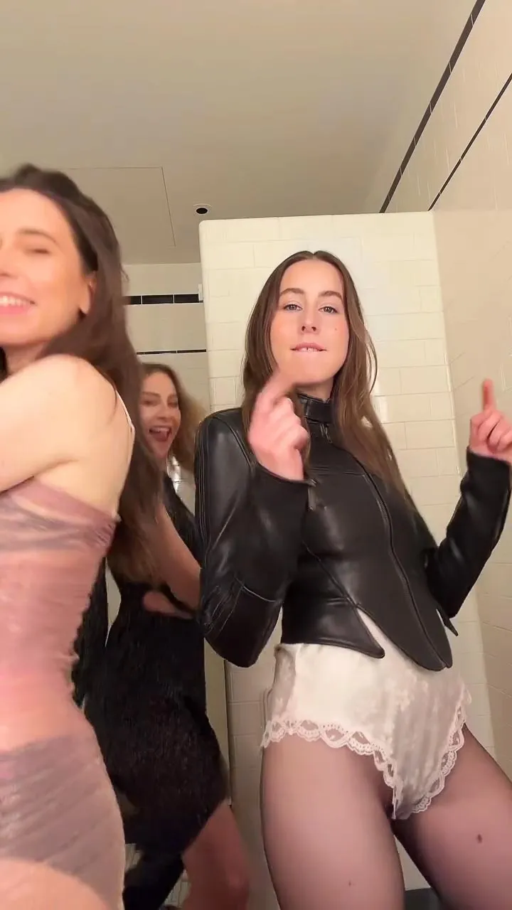 Inside Danielle Haim s Star Studded Birthday Party With Her Sisters Ice Spice and More 496