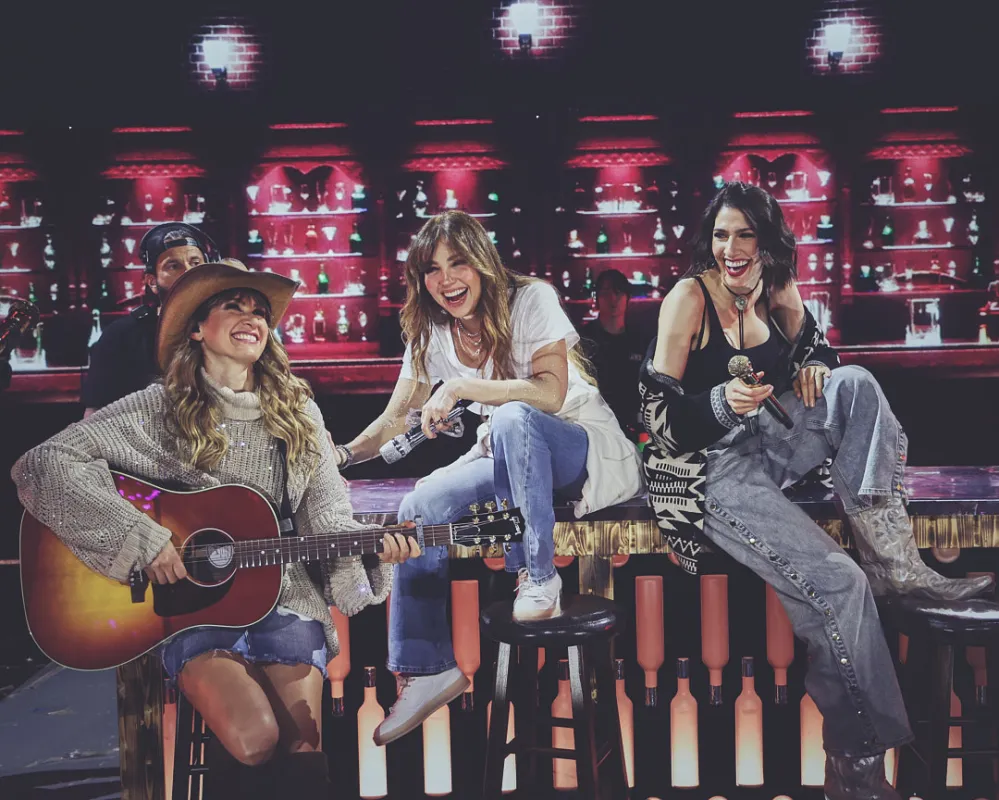 Thal&iacute;a junto a Ha*Ash en los ensayos de Premio Lo Nuestro