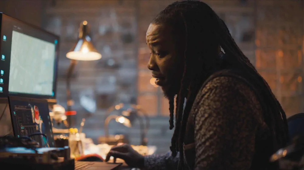 Justin Hartley Gets Help From Newcomer Chris Lee in 1st Look at His Tracker Debut