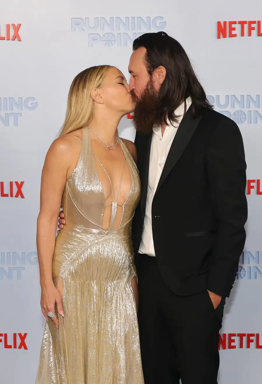 Kate Hudson and Danny Fujikawa s Relationship Timeline 390
