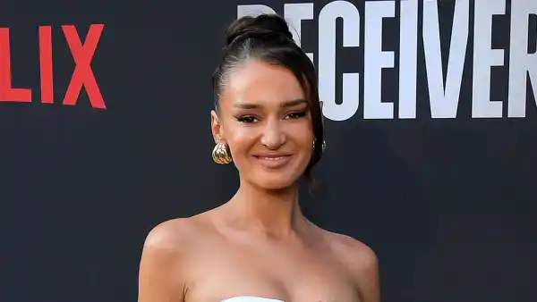 Kristin Juszczyk s Go to Traveling Routine Includes Standing In Front of a Red Light 741