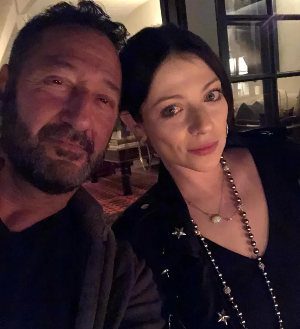 Cronolog&iacute;a de la relaci&oacute;n de Michelle Trachtenberg y su novio Jay Cohen: de colegas a compa&ntilde;eros