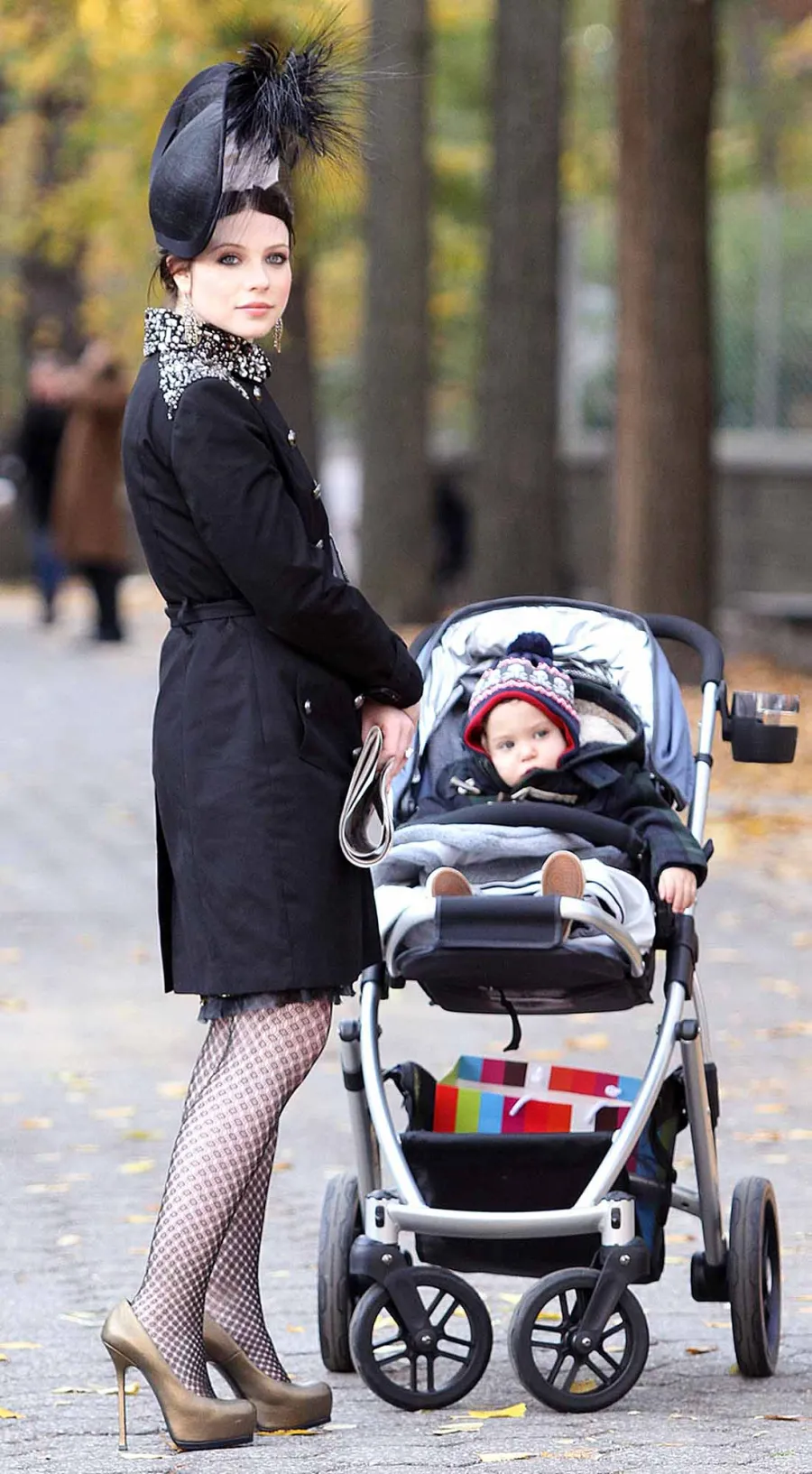 Michelle Trachtenbergs Best Gossip Girl Fashion Moments as Georgina Sparks