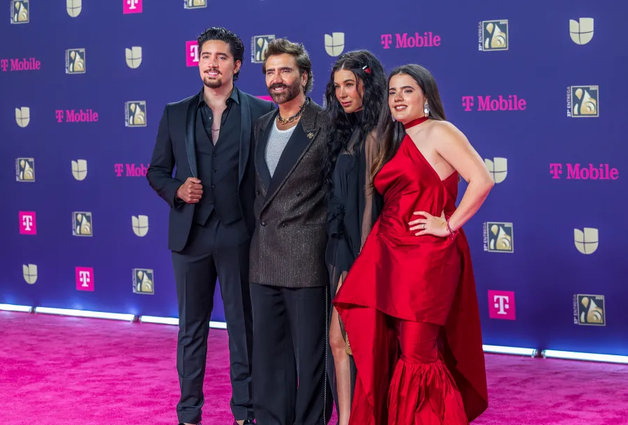 Alex Fernández, Alejandro Fernández, Karla Laviaga y Camila Fernández