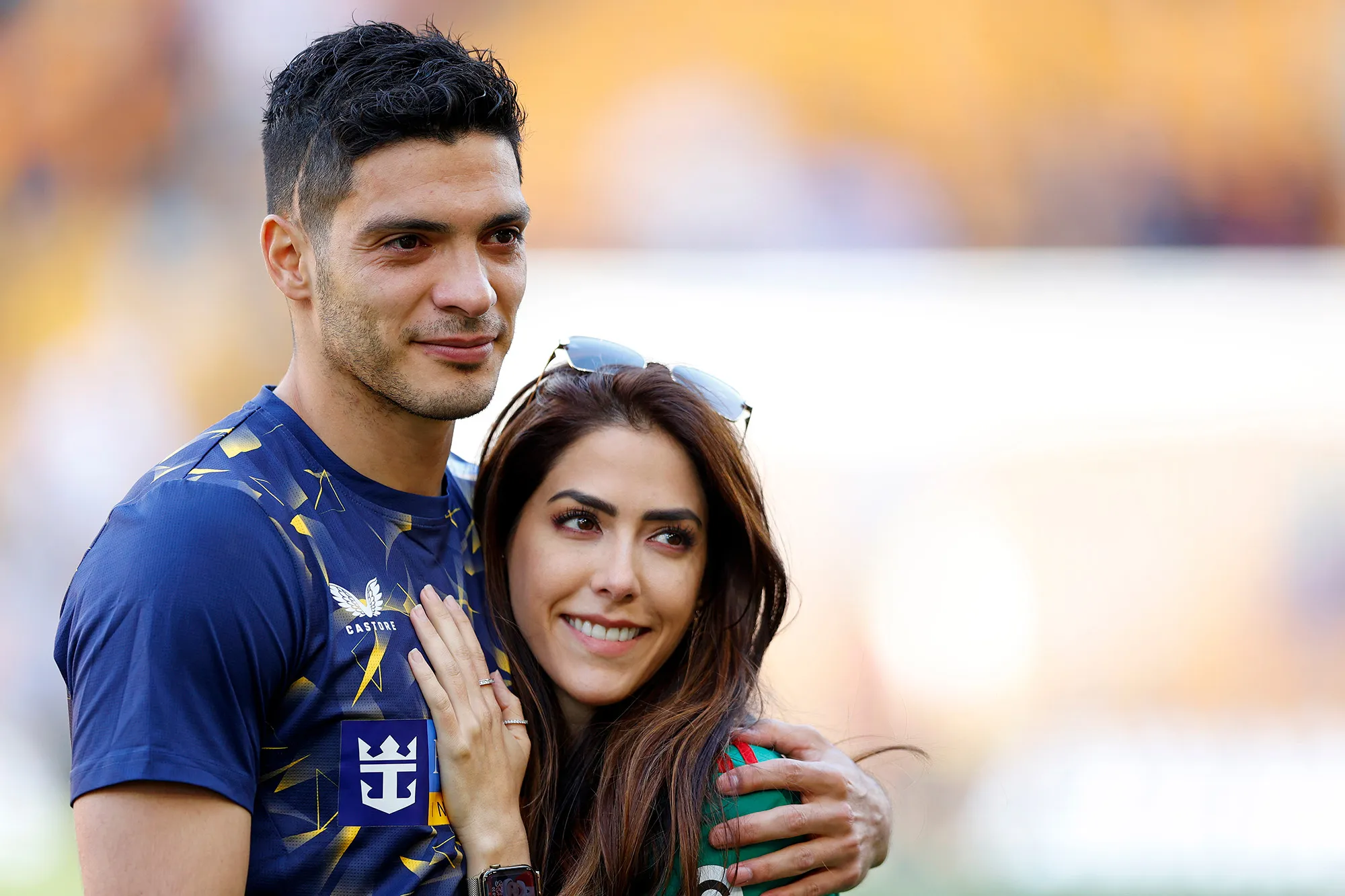 Raul Jimenez le pide matrimonio a Daniela Basso en un escenario