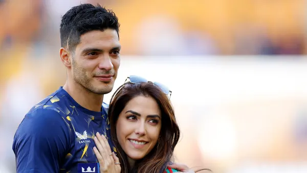 Raul Jimenez le pide matrimonio a Daniela Basso en un escenario